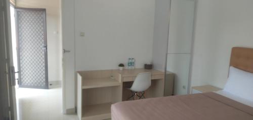 Homestay Titiknol Yogyaにあるベッド