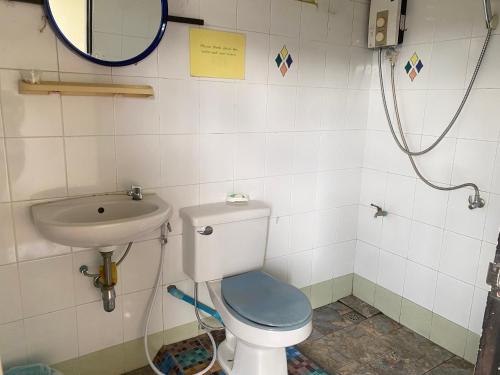 La salle de bains est pourvue de toilettes et d'un lavabo. dans l'établissement Baan Jaidee Guesthouse, à Trat