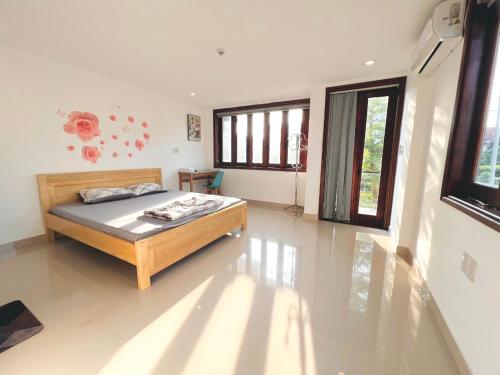a bedroom with a bed in a room at kenzpi Home in Thôn Lại Thê