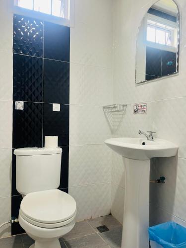 bagno con servizi igienici bianchi e lavandino di Rest Mind House a Ban Lum Fuang