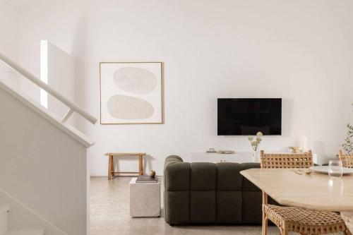 TV a/nebo společenská místnost v ubytování The Mayfield -Byron Bay