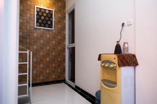 una habitación con dispensador de bebidas en la pared en RedDoorz Syariah @ Tlogosari Semarang, en Alastuwo