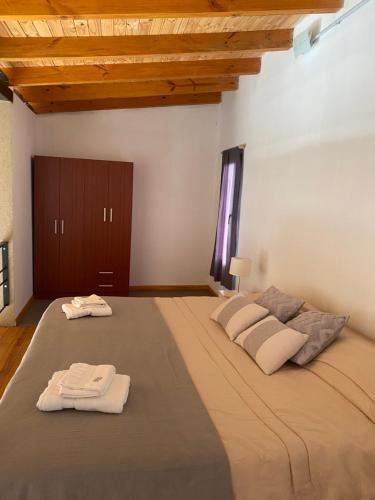 1 cama grande con 2 toallas encima en Duplex en zona residencial Patagones en Carmen de Patagones