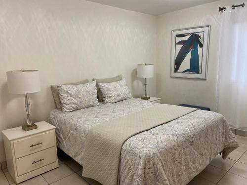 een slaapkamer met een bed met 2 nachtkastjes en 2 lampen bij Zona Río, 2 Bedrooms 2Bath, Gated! in Agua Caliente