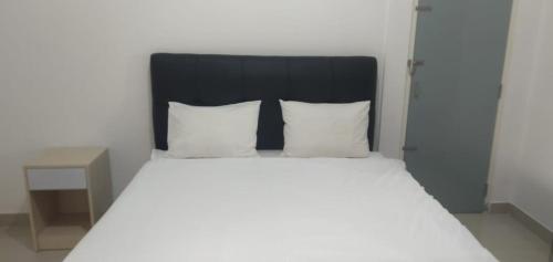 Homestay Titiknol Yogyaにあるベッド