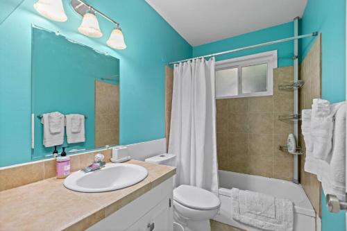 波特蘭的住宿－A place to CHILL!，一间带水槽、卫生间和淋浴的浴室