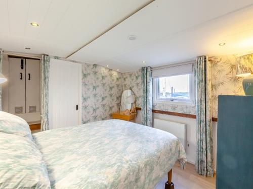 Un dormitorio con una cama grande y una ventana en Cos I Can - Uk45570, en Maldon