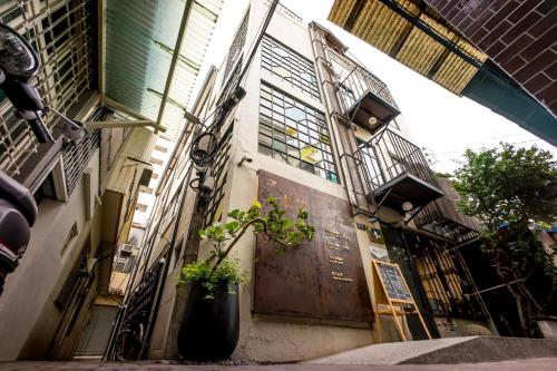 un edificio con una maceta delante de él en 未艾公寓WeLove Apartment en Hsin-ying