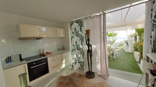 A kitchen or kitchenette at White Sunset - Votre appartement pieds dans l'eau