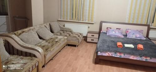 salon z kanapą, kanapą i łóżkiem w obiekcie Валиханова Абая w mieście Astana
