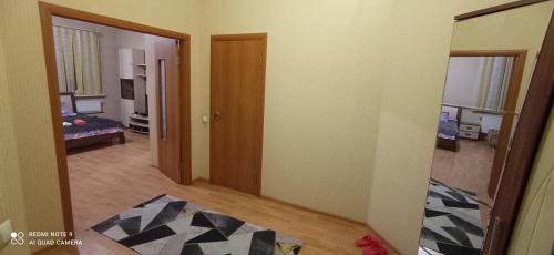 pokój z korytarzem i pokój z sypialnią w obiekcie Валиханова Абая w mieście Astana