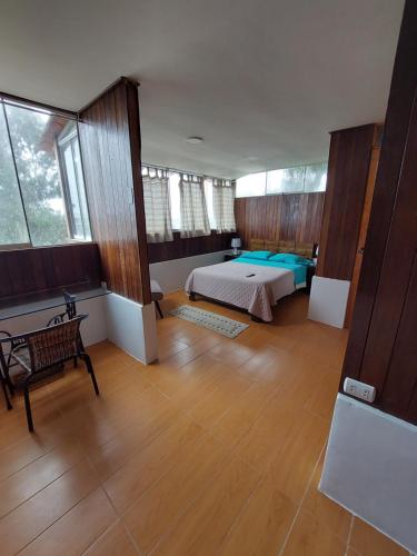 um quarto com uma cama e um banco num quarto em Villa Del Solar em Asia