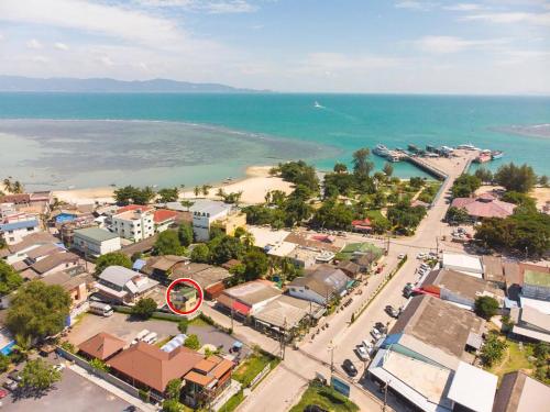 una vista aerea di una piccola città vicino all'oceano di Budget Accommodation Koh Phangan Pier a Ko Phangan