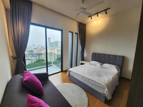 une chambre avec un lit, un canapé et une fenêtre dans l'établissement Beacon Executive Premium Suite, à George Town