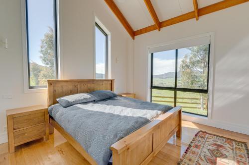 een slaapkamer met een bed in een kamer met ramen bij Sunset Ridge in Buffalo River