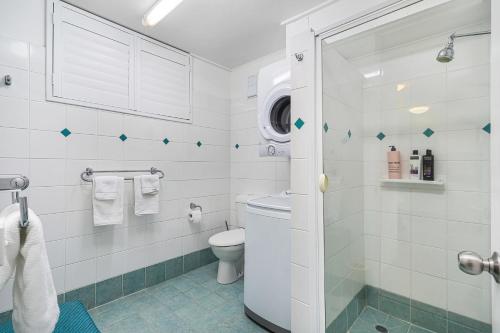 La salle de bains blanche est pourvue de toilettes et d'un lavabo. dans l'établissement Amazing Water Views Surfers Paradise, à Gold Coast