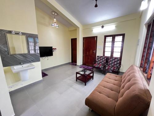 a living room with a couch and a sink at BonsNest Holiday Homes in Pīrmed