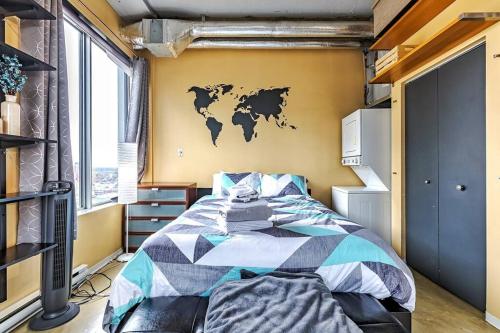 Un pat sau paturi într-o cameră la Industrial-Style Cityscape 1 Bedroom Loft