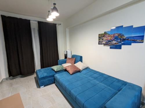 un letto blu in una stanza con un dipinto sul muro di fully finished, very cozy and comfortable studio -Marina city Residence a Port Ghalib