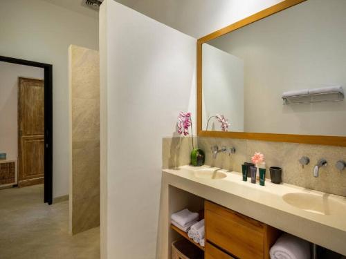 ein Badezimmer mit zwei Waschbecken und einem großen Spiegel in der Unterkunft Seaview Villa near Lovina - Villa Bloom in Buleleng