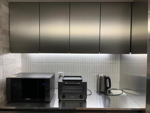 Kuchyň nebo kuchyňský kout v ubytování KOZAYO Hongdae Hostel