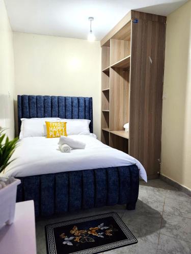 Ruaka的住宿－MWIGA Bnb，一间位于客房内的蓝色床卧室