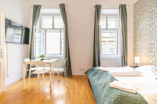 1 dormitorio con 2 camas, mesa y escritorio en Friendly 2BR Apt- Near Rennweg & Belvedere Palace en Viena
