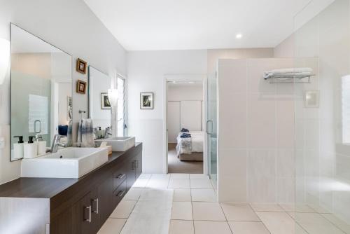 布里斯班On Esplanade own flat & Pool, Manly cafe precinct的带水槽和淋浴的白色浴室