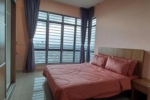 ein Schlafzimmer mit einem großen Bett und einem großen Fenster in der Unterkunft Homestay ARC_Cozyhome @ Austin Hills in Johor Bahru