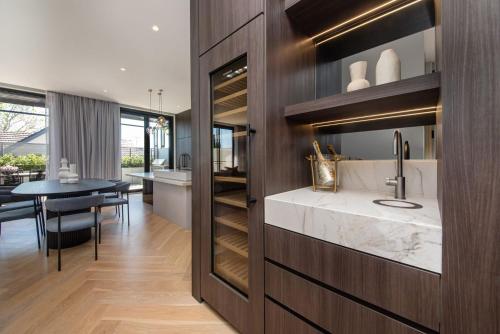 uma cozinha com um lavatório e uma sala de jantar em The Gratis Deepdene em Melbourne
