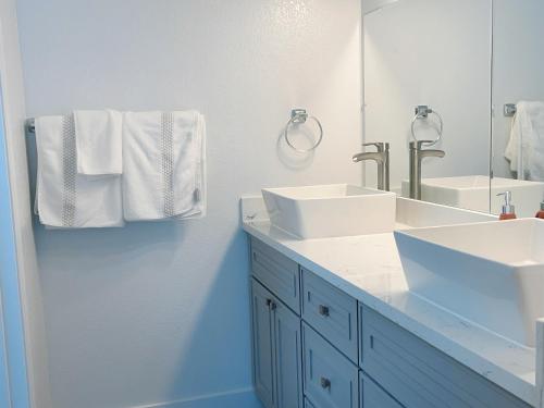 een badkamer met 2 wastafels en een spiegel bij 靠近舊金山國際機場的民宿 in Daly City