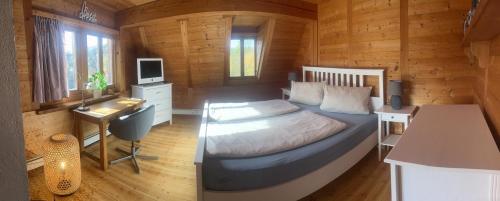 a bedroom with a bed in a wooden cabin at Ferienhaus Kobolzeller Schlößchen a.d.Weinsteige in Rothenburg ob der Tauber