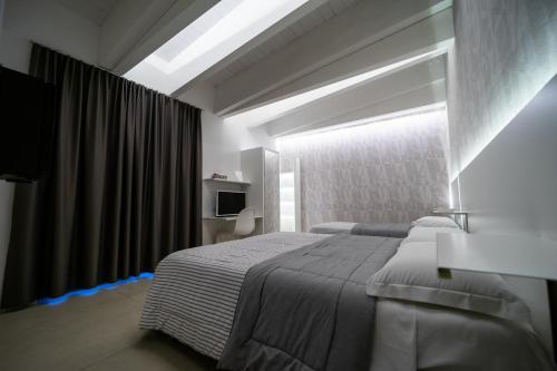een slaapkamer met een groot bed en een raam bij La Dimora Del Re in Bitritto