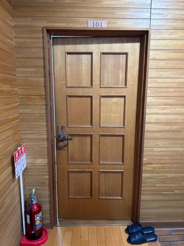 a door in a room with a sign that reads hot at KIX House Waraku III 和楽三号館 in Izumi-Sano