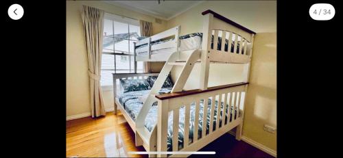 Camera con 2 Letti a Castello di Cozy 5BR Home with Pool table and King bed a Wantirna South