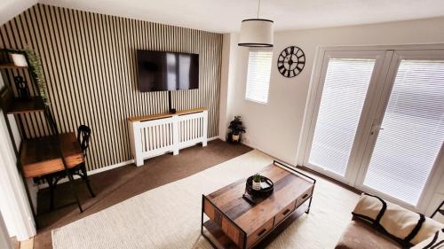 a living room with a coffee table and a tv at 2 Bed Cosy Aylesbury House with Parking in Buckinghamshire