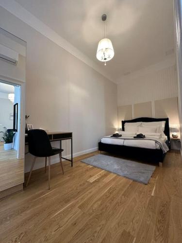 1 dormitorio con cama, escritorio y silla en The Pearl, en Budapest