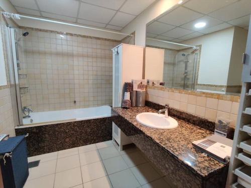 Koupelna v ubytování Luxury 2 Bed Entire Apartment Dubai-Marina-JBR Near Beach with Gym & Pool-Metro Access
