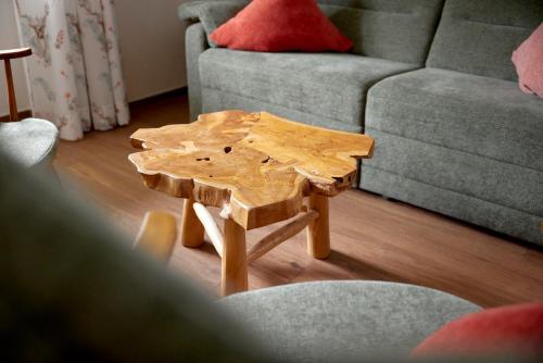 een houten salontafel in de woonkamer bij Alpenhaus Montafon in Gargellen
