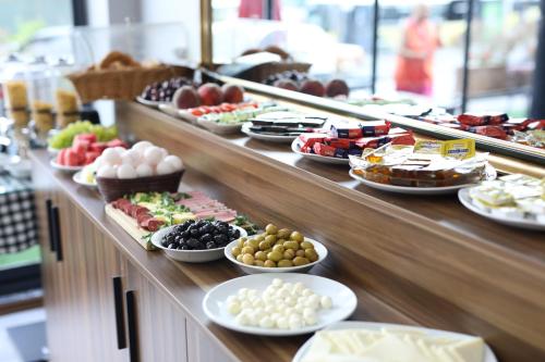 una línea de buffet con muchos tipos diferentes de comida en Yuvam akmarmara hotel, en Estambul