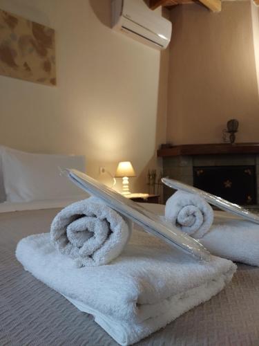 a hotel room with towels on a bed at Guesthouse Platon in Órma