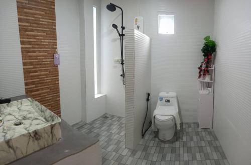 Un baño de น้ำหราธาราโฮมสเตย์