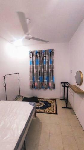 Alysha Homestay في كوالا ليبيس: غرفة نوم بسرير ومروحة سقف