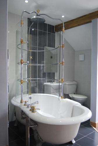 ルシンにあるThe Feathersのトイレ付きの浴室にある白い浴槽