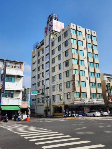 a building on the corner of a city street at Hua Ku Hotel in Tainan