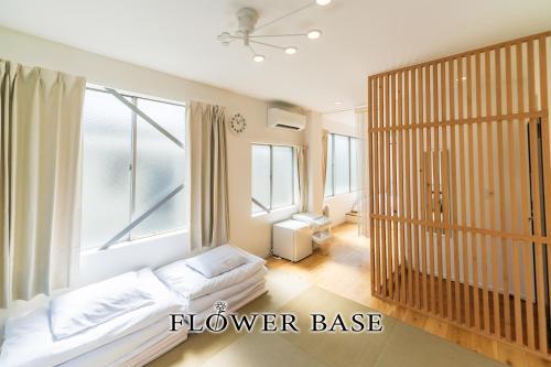 Flower Base Lily House في فوكوكا: غرفة نوم بسرير ونافذة