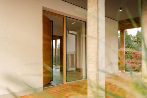 a room with glass doors on the side of a house at Keuschengut in Oberaichwald