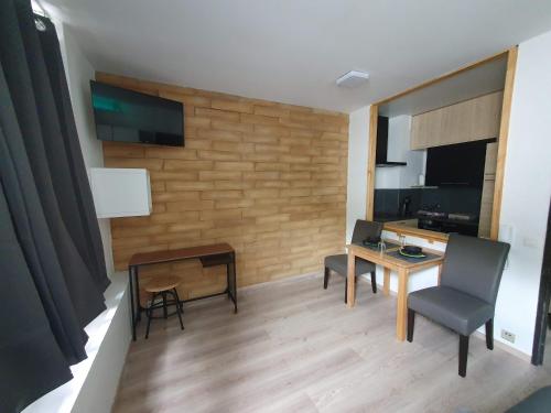 TV a/nebo společenská místnost v ubytování Le Cosy - Queen-size, full équipé, wifi, parking