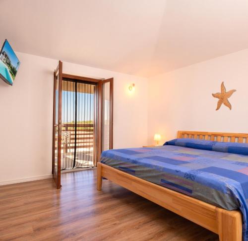 a bedroom with a bed and a starfish on the wall at Ollu e Stentu in Dolianova