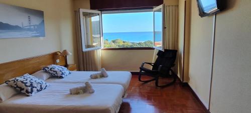 una habitación de hotel con dos camas con animales de peluche. en Mundaka Izaro Eye, en Mundaka